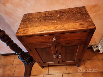 Antico stipo o credenza