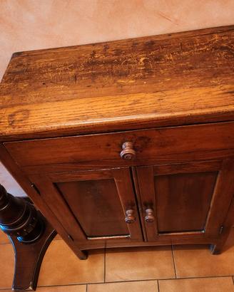 Antico stipo o credenza