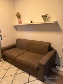 divano letto marroncino