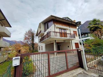 villa intera con due unità abitative centro