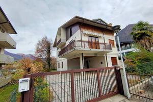 villa intera con due unità abitative centro