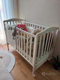 Lettino bianco con materasso e paracolpi