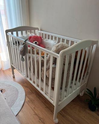 Lettino bianco con materasso e paracolpi