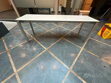 Scrivania in legno e struttura in metallo