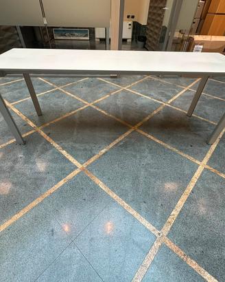 Scrivania in legno e struttura in metallo