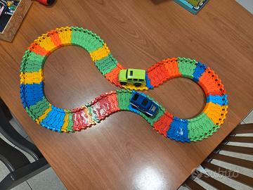 Pista flessibile con macchinine