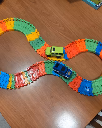 Pista flessibile con macchinine
