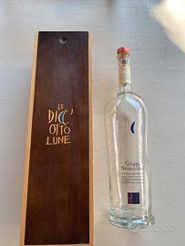 Bottiglia vuota con scatola di legno