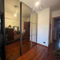 Armadio con ante scorrevoli a specchio