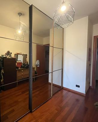 Armadio con ante scorrevoli a specchio