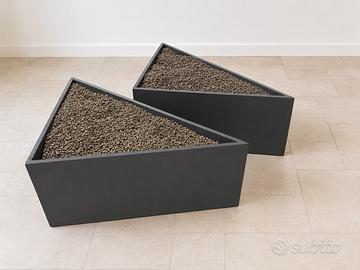 Coppia grandi fioriere triangolari moderne