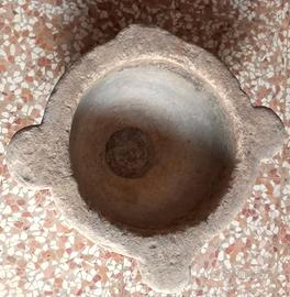Antico mortaio in pietra per arredo
