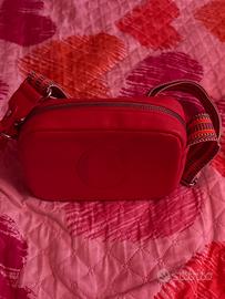 Borsa a tracollo con l iniziale comoda e bella