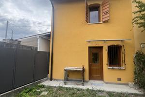 Casa tricamere con ampio giardino