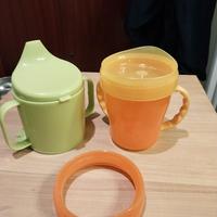 Due bicchieri con manici per bambini 