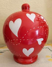 Salvadanaio romantico in rosso con cuori bianchi