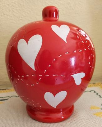 Salvadanaio romantico in rosso con cuori bianchi