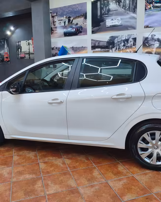Peugeot 208 1.5 diesel pari al nuovo