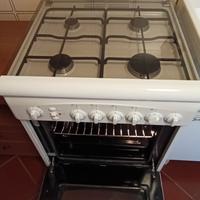 Cucina a  gas 4 fuochi con forno elettrico 