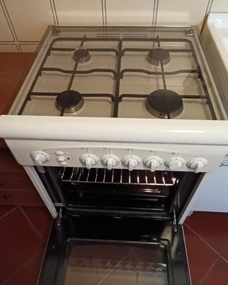 Cucina a  gas 4 fuochi con forno elettrico 