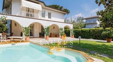 Villa di 215 m² con più di 5 locali a Forte dei Ma