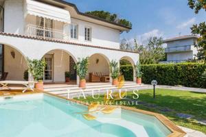 Villa di 215 m² con più di 5 locali a Forte dei Ma