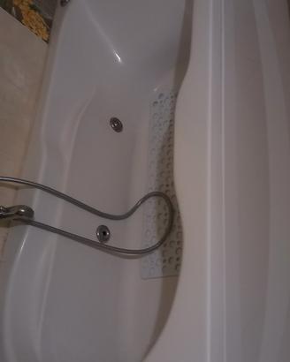 vasca da bagno idromassaggio a 6 bocchette 