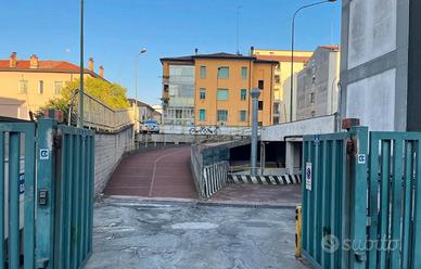 Posto auto coperto in Corso del Popolo