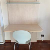 Due  scrivanie a ribalta con sedia.