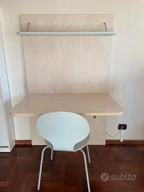 Due  scrivanie a ribalta con sedia.