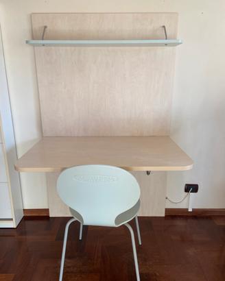 Due  scrivanie a ribalta con sedia.