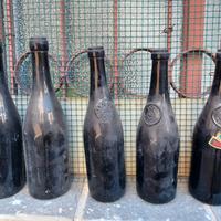 Vecchie bottiglie vuote