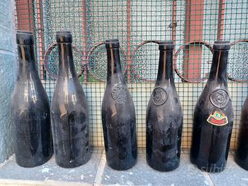 Vecchie bottiglie vuote