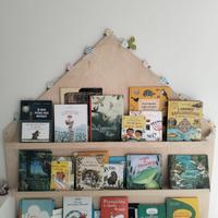 Libreria in legno molto bella, salva spazio