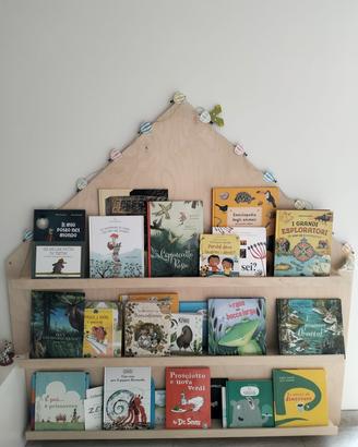 Libreria in legno molto bella, salva spazio