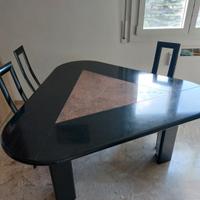 Tavolo triangolare in legno e marmo