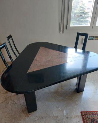 Tavolo triangolare in legno e marmo