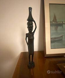 Statua africana in ebano portatrice d'acqua