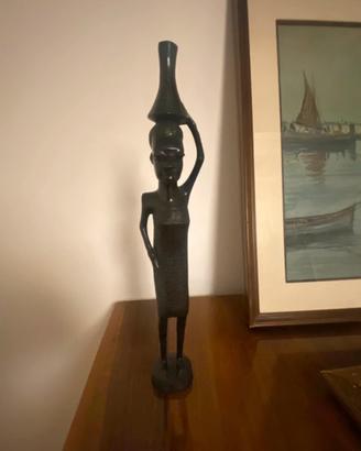 Statua africana in ebano portatrice d'acqua