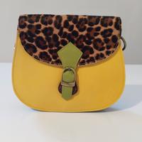 Borsa in pelle con dettaglio animalier.