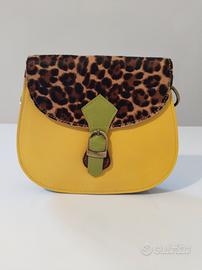 Borsa in pelle con dettaglio animalier.