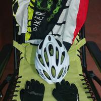 abbigliamento bici e casco