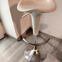 sgabello in resina bianco 