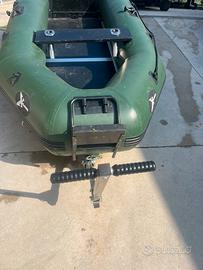 Gommone con motore e carrello per alaggio