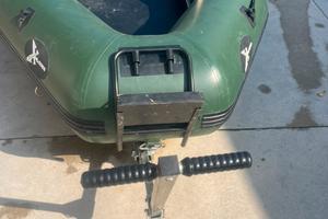 Gommone con motore e carrello per alaggio