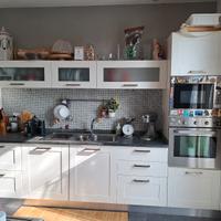 Cucina con elettrodomestici