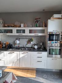 Cucina con elettrodomestici