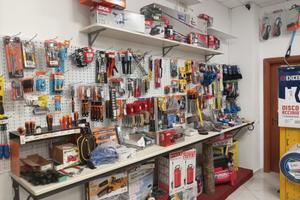 Attività di ferramenta