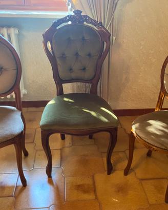 Sedie e divano in velluto e legno