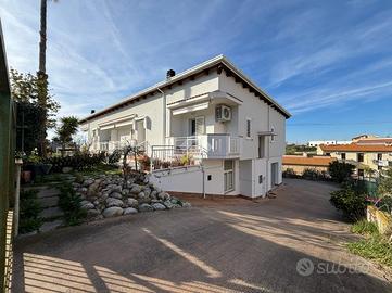 VILLA A SCHIERA A ATRI